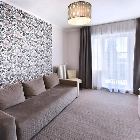 Aplend Lujza Major ホテル タトランスカ・ ロムニツァ