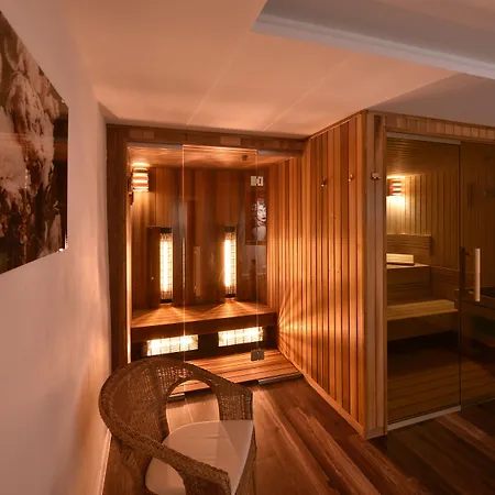 Aplend Lujza Major מלון 3*
